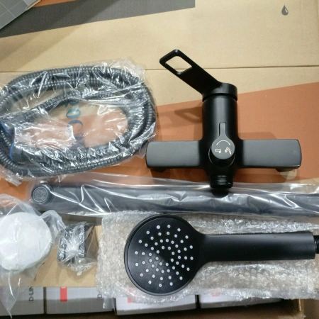 Смеситель для ванны однорычажный D-Lin длинный излив чёрный D-Lin (арт. D147364-A)